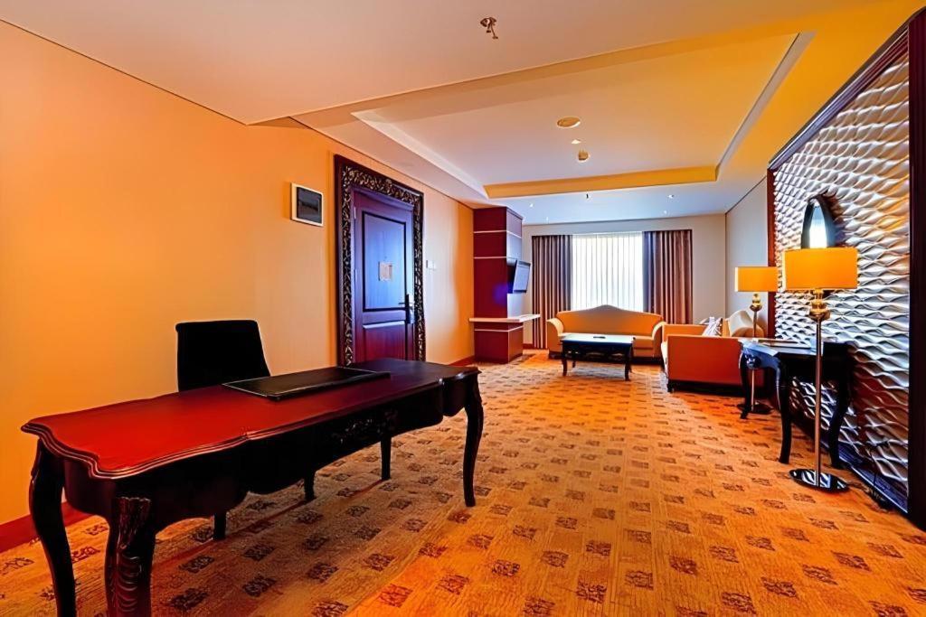 Grand Qin Hotel Banjarbaru Екстер'єр фото