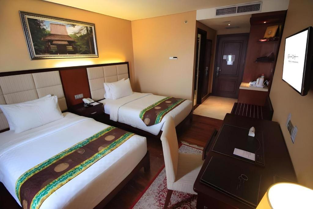 Grand Qin Hotel Banjarbaru Екстер'єр фото