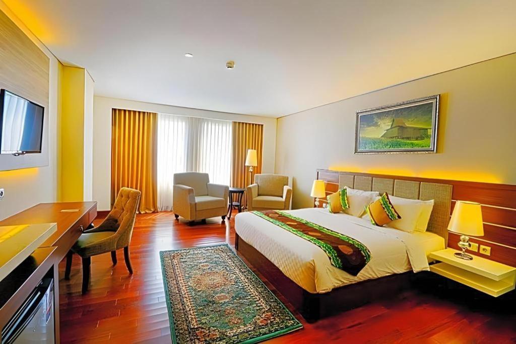 Grand Qin Hotel Banjarbaru Екстер'єр фото